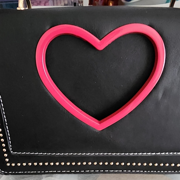 Women's Black and Red Heart-Shaped Design Crossbody Shoulder Bag - Picture 9 of 15